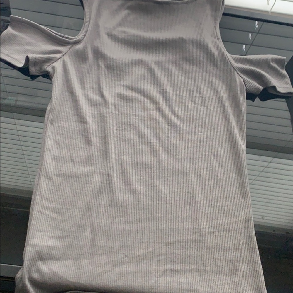 Gray top - Picture 3 of 4